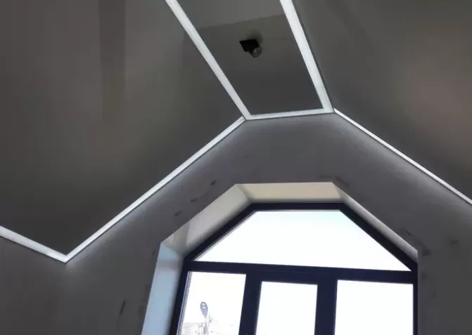 С контурной подсветкой